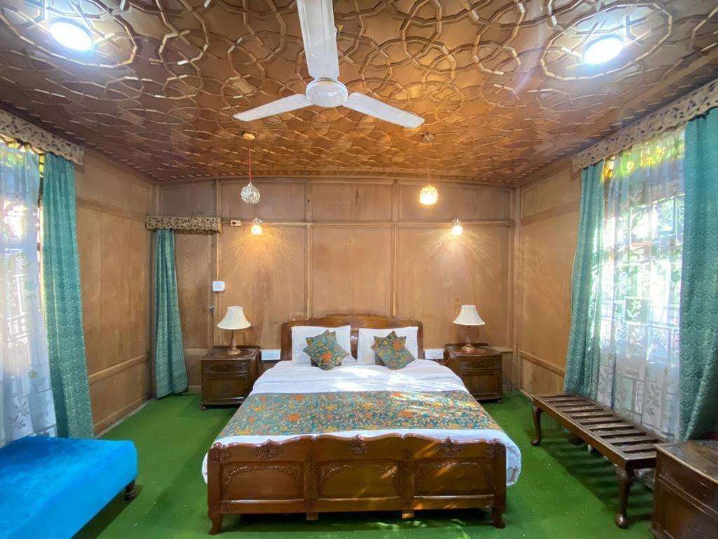 Nazneen Group Of Houseboats Srīnagar 객실 사진
